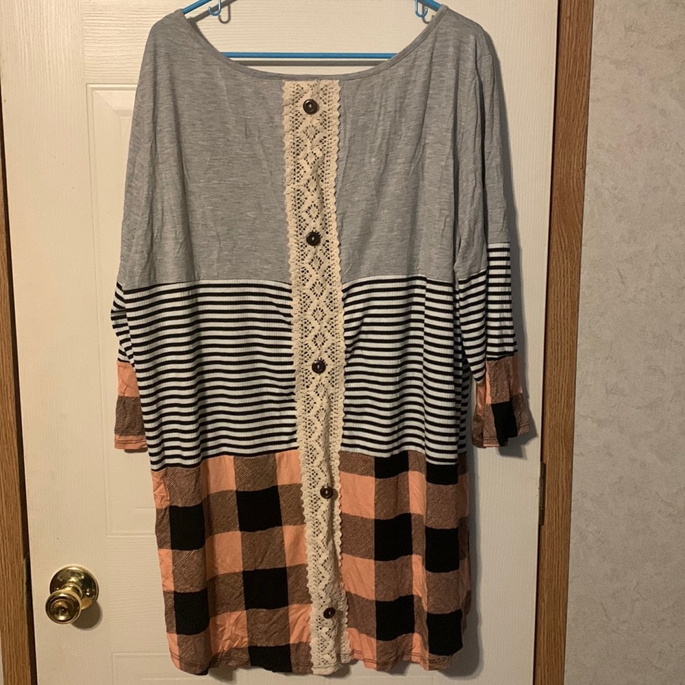 Quarter length sleeve faux button up top